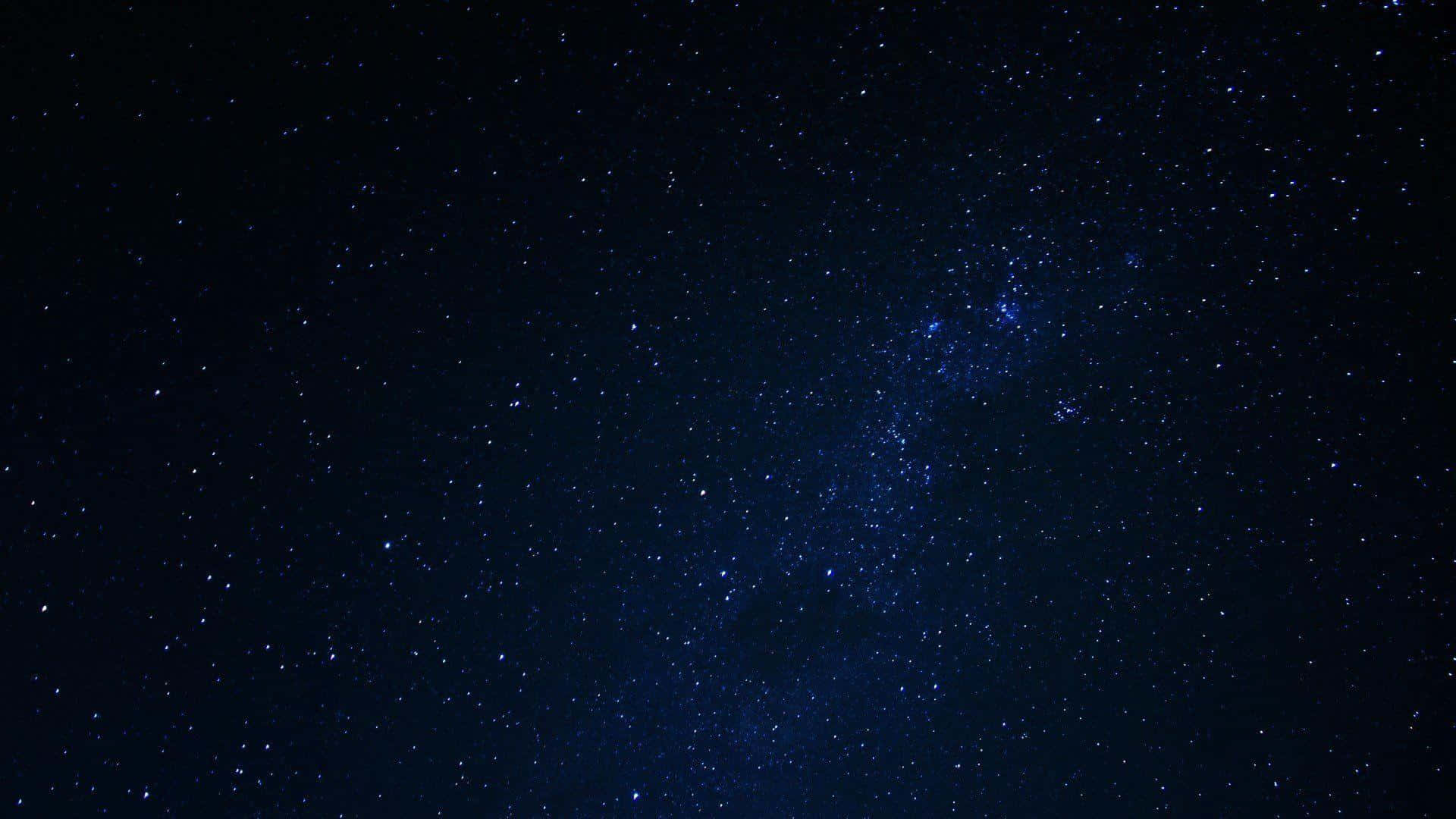 太空 桌布 壁紙 — 在深靛藍色夜空下，銀河系閃爍著無數星辰的壯麗景觀。