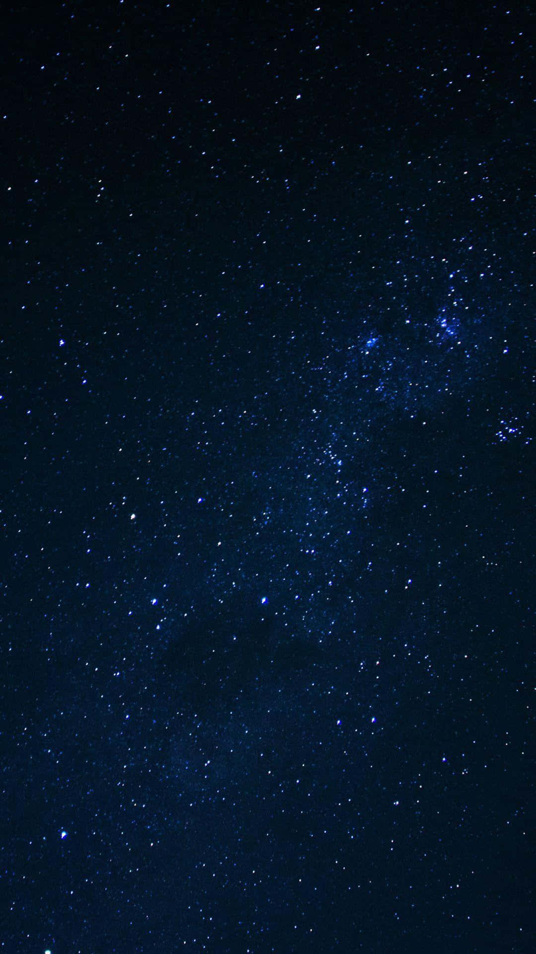 Dark Phone 桌布 壁紙 — 在深靛藍色夜空下，銀河系閃爍著無數星辰的壯麗景色。