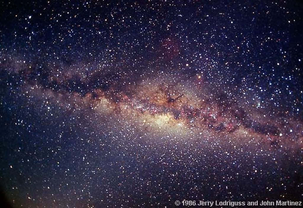 桌布 壁紙 — 在深靛藍色夜空中，數十億顆恆星和宇宙塵埃閃耀的銀河系令人嘆為觀止的景色。