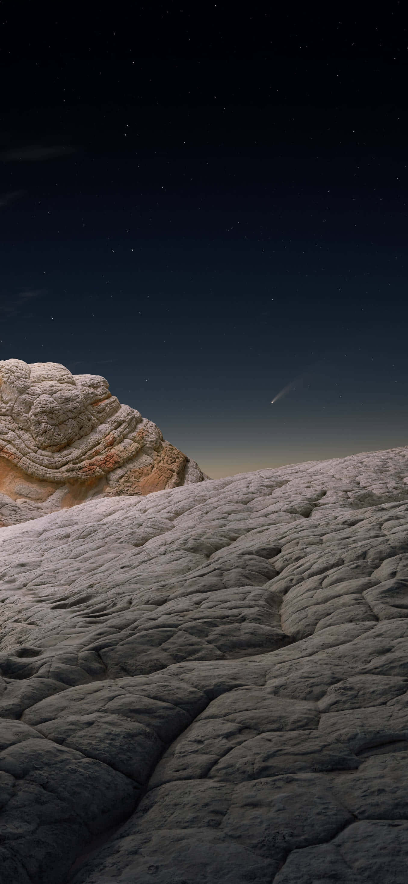 Rocks 桌布 壁紙 — 在深靛藍色的穹頂下，一顆彗星劃過崎嶇的岩石景觀，星空燦爛的夜空。