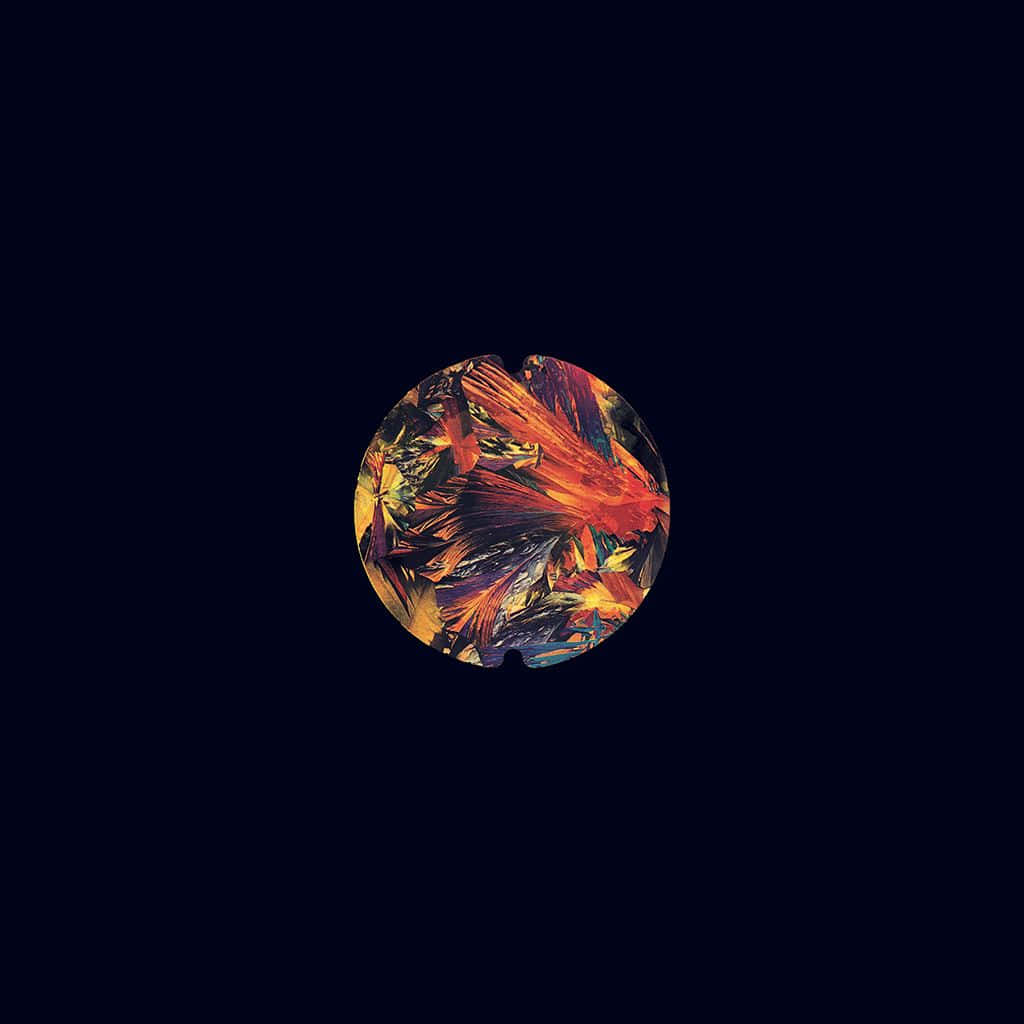 Cover Art 桌布 壁紙 — 在深黑色背景上，呈現出充滿活力的抽象圓形爆發，包含火熱的橙色、黃色和紫色碎形圖案。