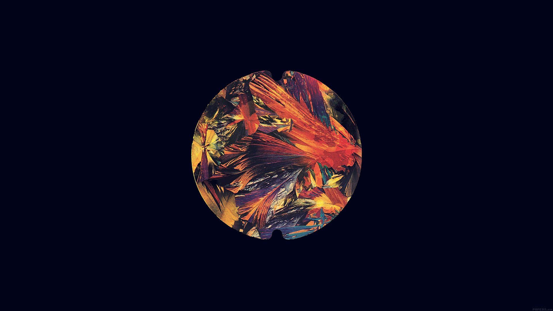Minimalist Abstract 桌布 壁紙 — 在深黑色背景上，呈現出充滿活力的抽象圓形爆發，帶有火熱的橙色、黃色和紫色色調。