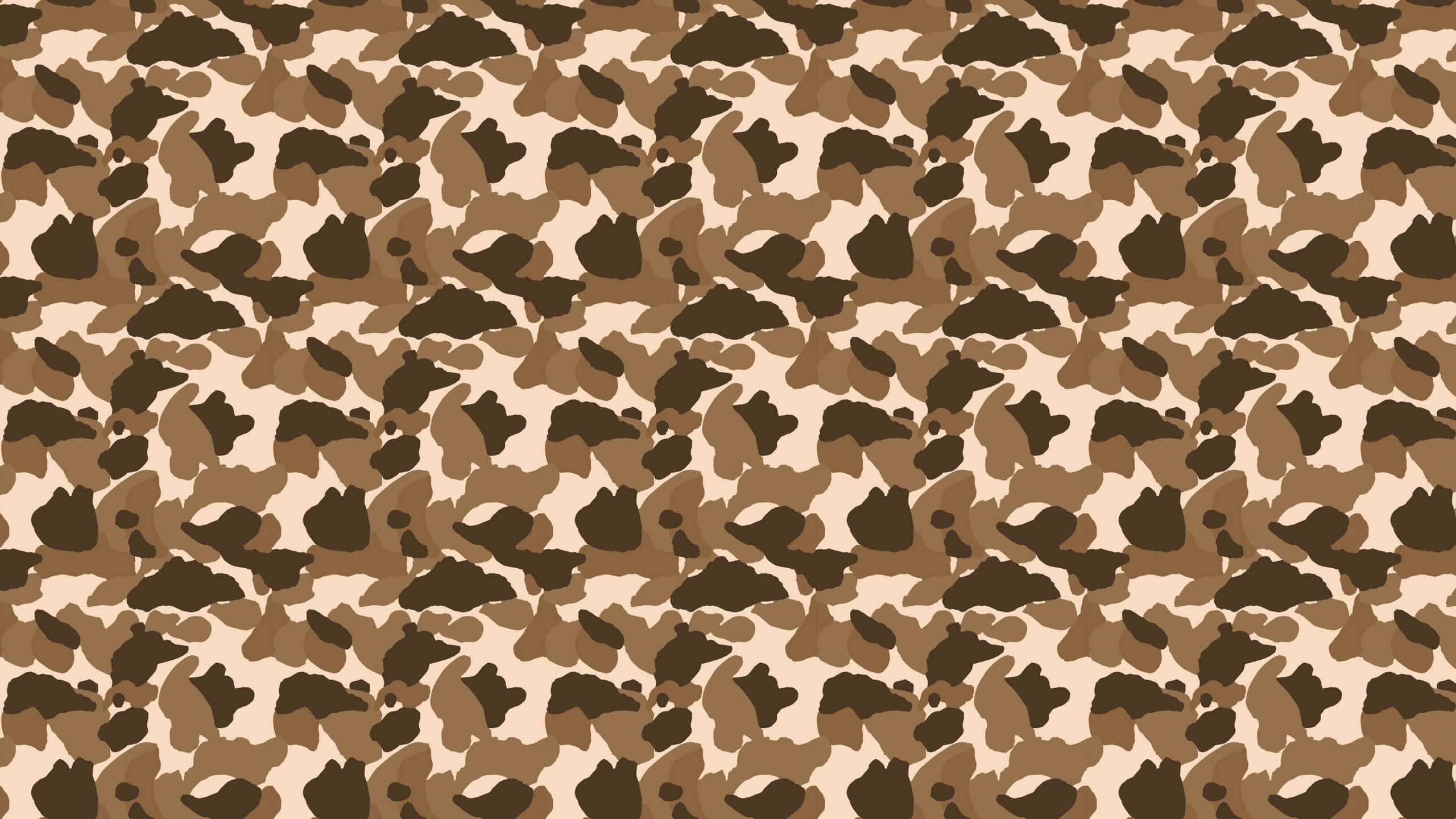 Bape Camo 桌布 壁紙 — 在淺米色背景上帶有不規則棕色和棕褐色形狀的無縫數位迷彩圖案。