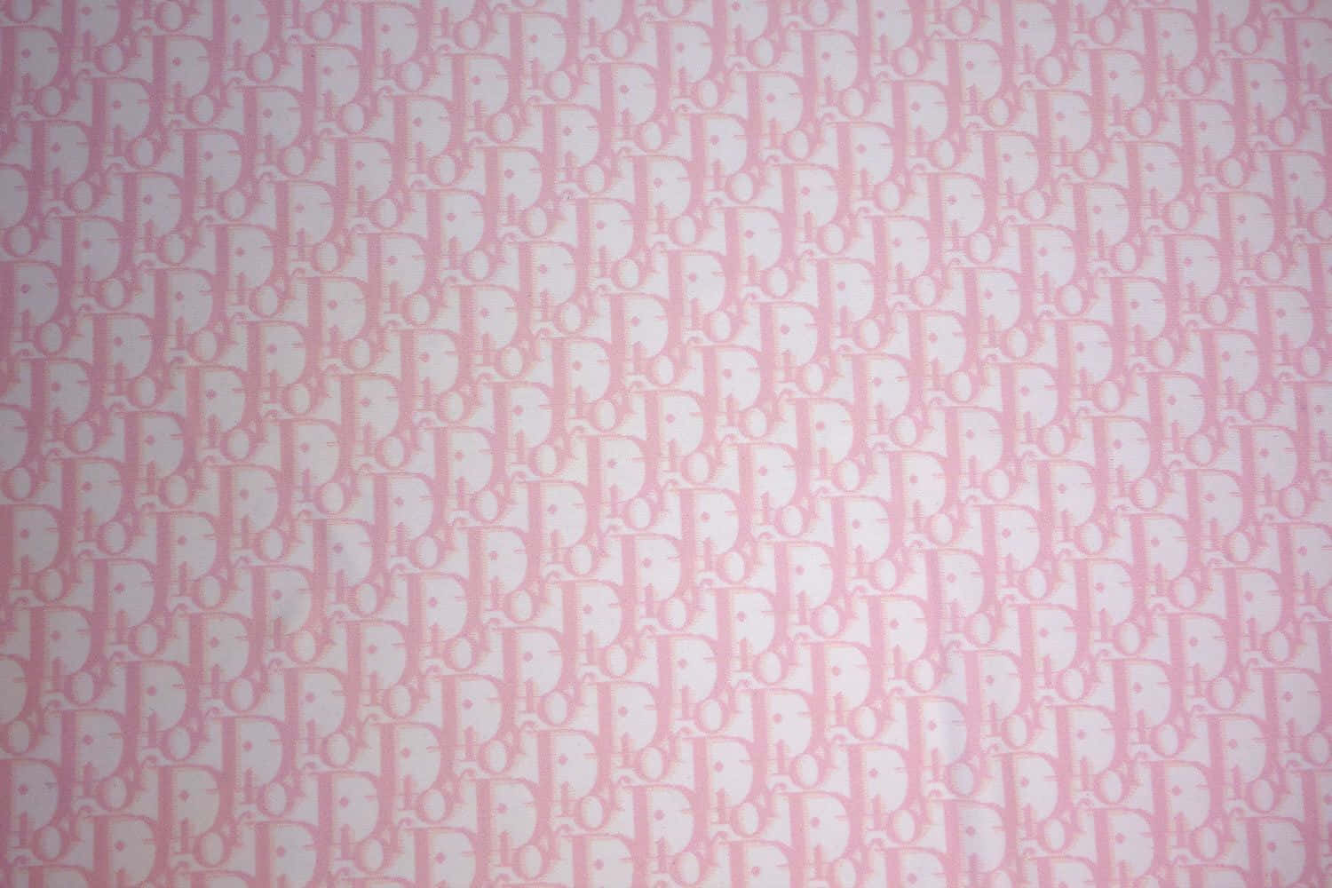 Dior 動態 桌布 壁紙 — 在淺粉紅色背景上重複的粉紅色Dior標誌圖案，營造出奢華優雅的壁紙質感。