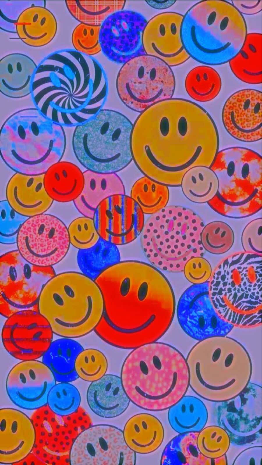 Aesthetic Smiley Face 桌布 壁紙 — 在淺紫色背景上，以鮮豔色彩和迷幻圖案重疊的活力笑臉。
