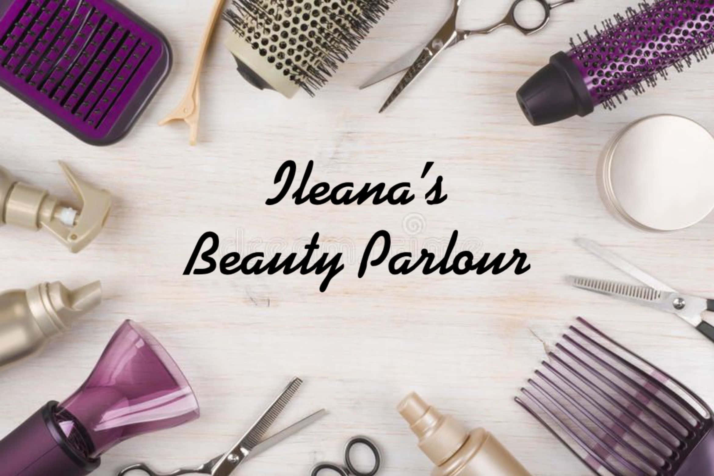 Beauty Salon 桌布 壁紙 — 在淺色木質表面上，紫色和金色的美髮工具圍繞著「Ileana's Beauty Parlour」文字排列的平鋪佈局。