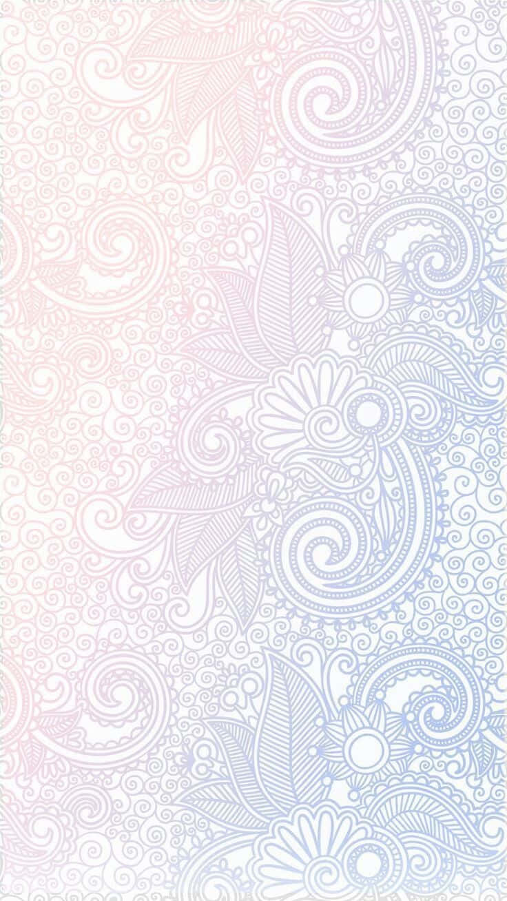 Paisley 桌布 壁紙 — 在淺色背景上，以柔和粉紅與藍色漸層呈現優雅的花卉和漩渦圖案。