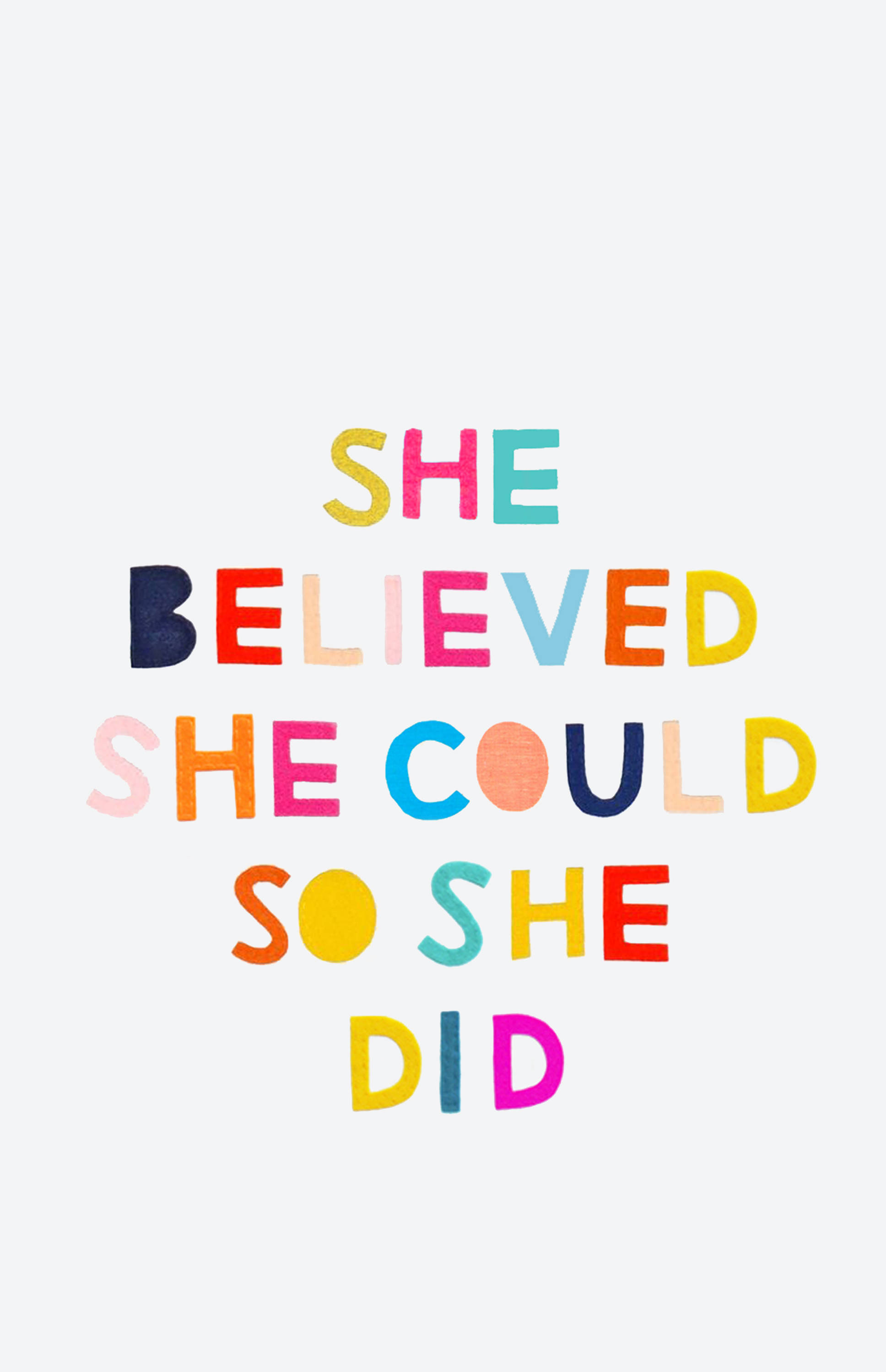 Motivational Quotes 桌布 壁紙 — 在淺色背景上，鮮豔多彩的勵志文字寫著 'SHE BELIEVED SHE COULD SO SHE DID'。