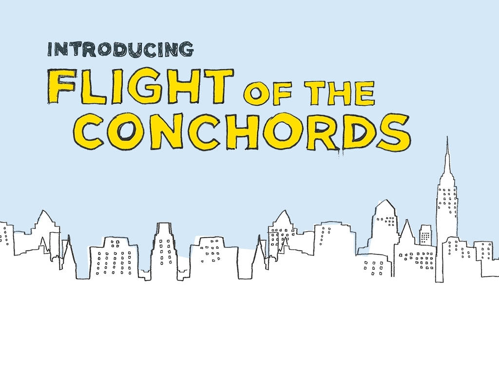 Flight Of The Conchords 桌布 壁紙 — 在淺藍色天空下，紐約市建築物的極簡線條藝術天際線，並以粗體黃色文字宣佈「Flight of the Conchords」。