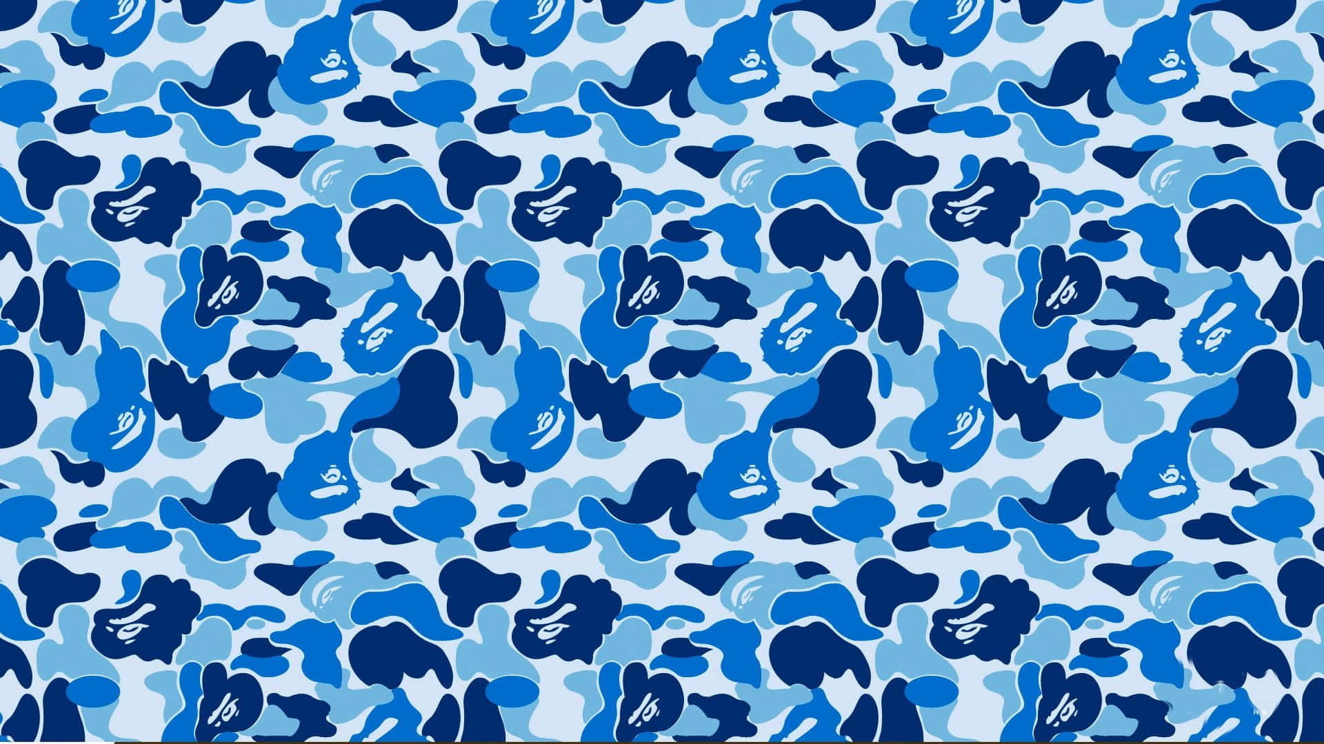 Bape Camo 桌布 壁紙 — 在淺藍色背景上重複出現的藍色迷彩形狀和白色BAPE標誌圖案。