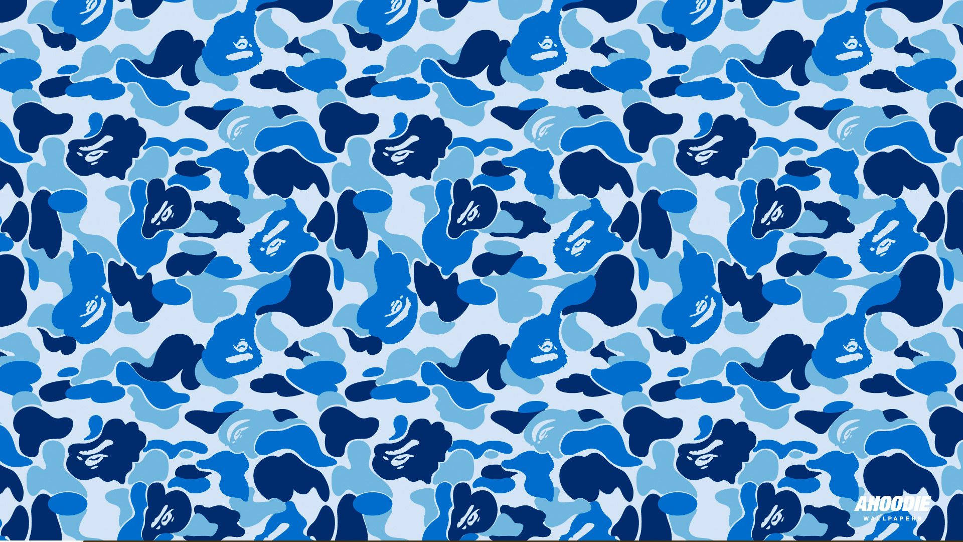 Bape 動態 桌布 壁紙 — 在淺藍色背景上重複出現的藍色迷彩形狀和白色BAPE標誌圖案。