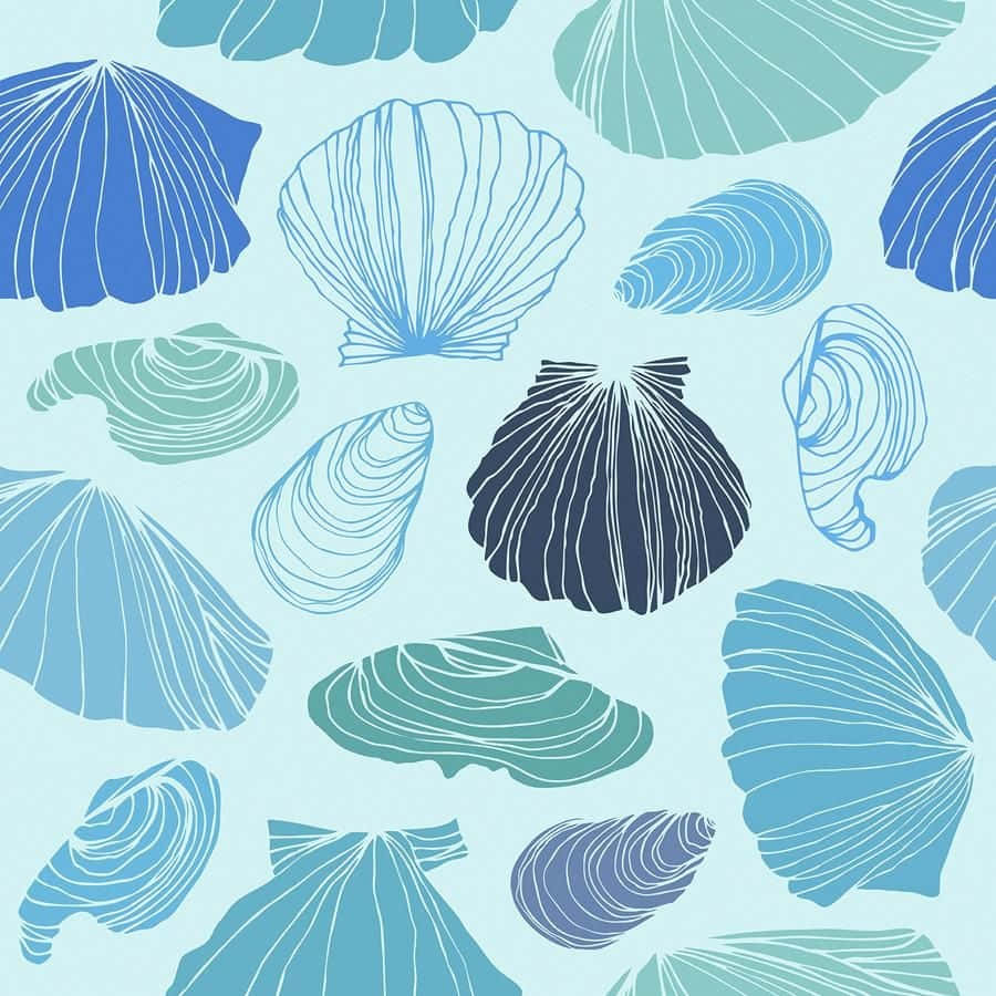 Seashell 桌布 壁紙 — 在淺藍色背景上重複的風格化貝殼圖案，採用不同深淺的藍色和藍綠色。
