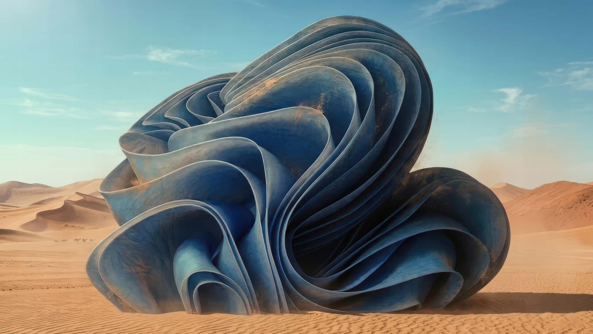 Artiffact Bloom in the desert modded wallpaper for desktop Enhancement, 壁紙 — 在清澈的藍天下，一個巨大的旋轉藍色雕塑從金色沙漠的沙地中升起。