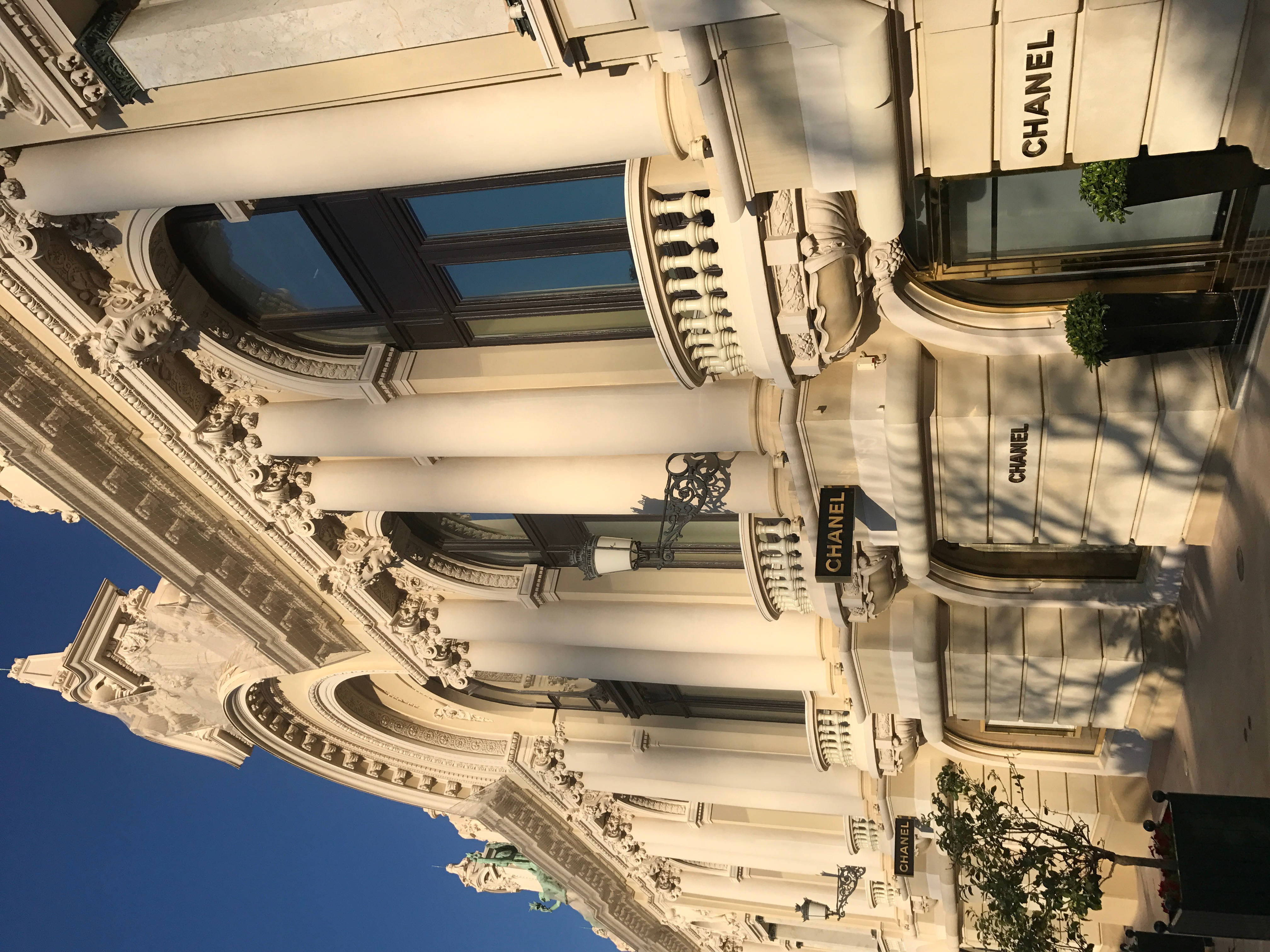 Monaco 桌布 壁紙 — 在清澈的藍天下，帶有複雜雕刻和CHANEL標誌的華麗米色建築。