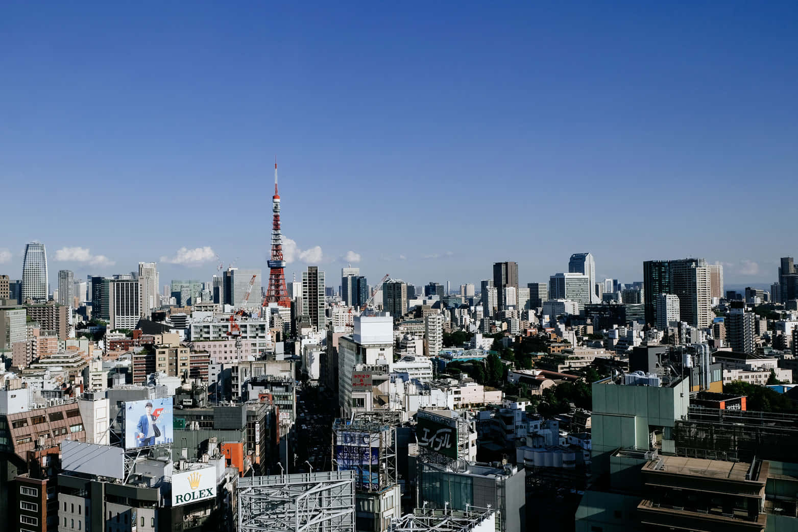 城市 桌布 壁紙 — 在清澈藍天下，以標誌性紅白東京塔為主導的東京天際線全景。