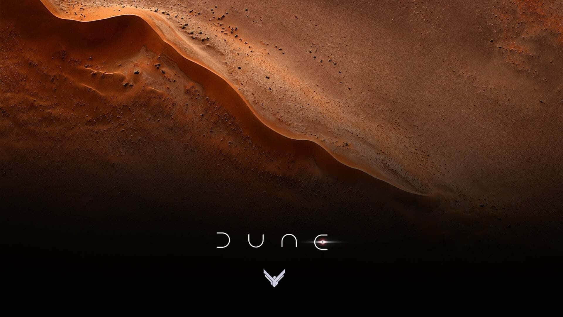 沙丘 桌布 壁紙 — 在溫暖光線下廣闊的沙漠沙丘，DUNE 字樣和標誌在黑暗的地平線上發光。
