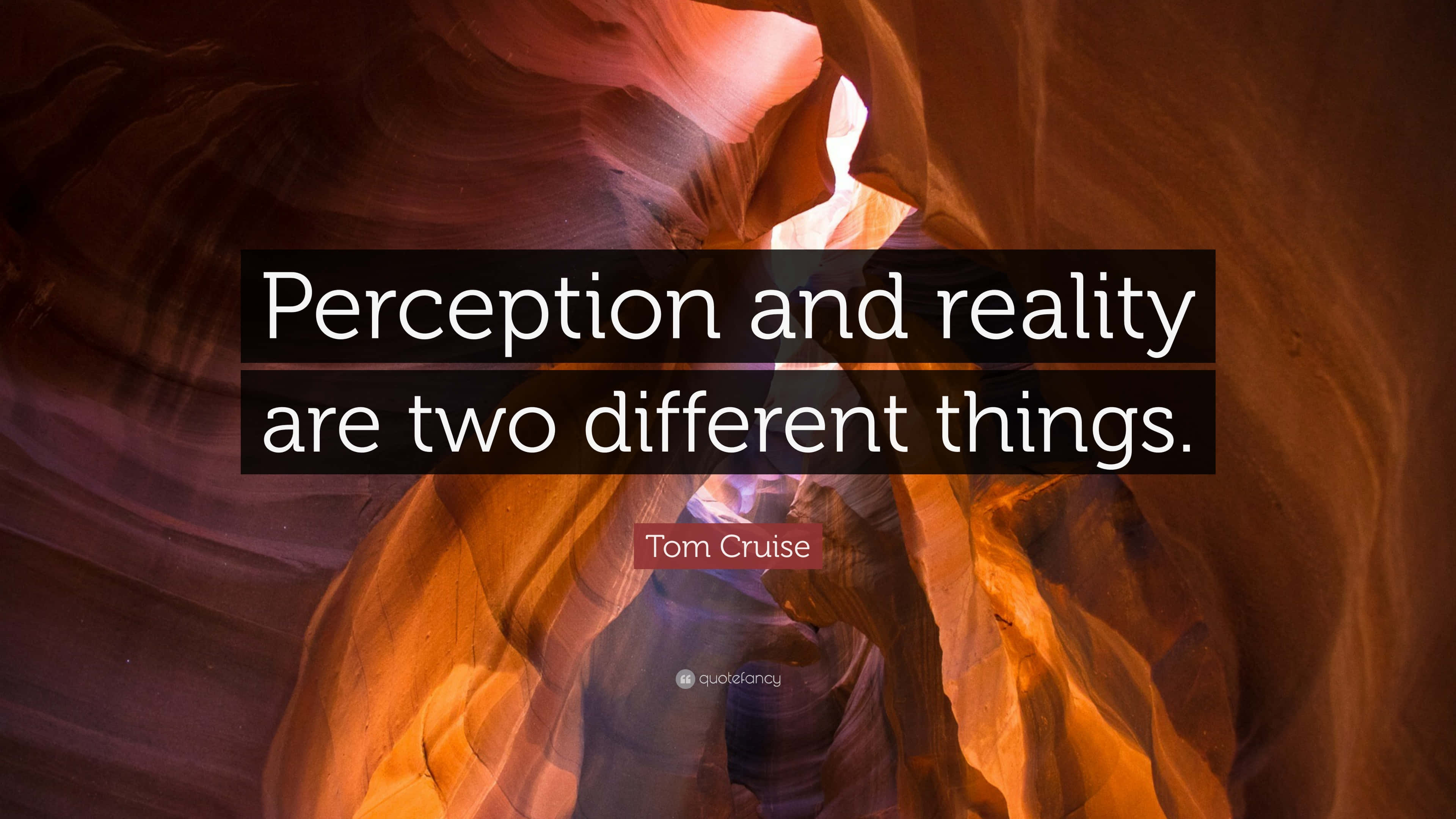 Perception 桌布 壁紙 — 在溫暖發光的峽谷上覆蓋一句名言，峽谷有平滑彎曲的岩石構造。