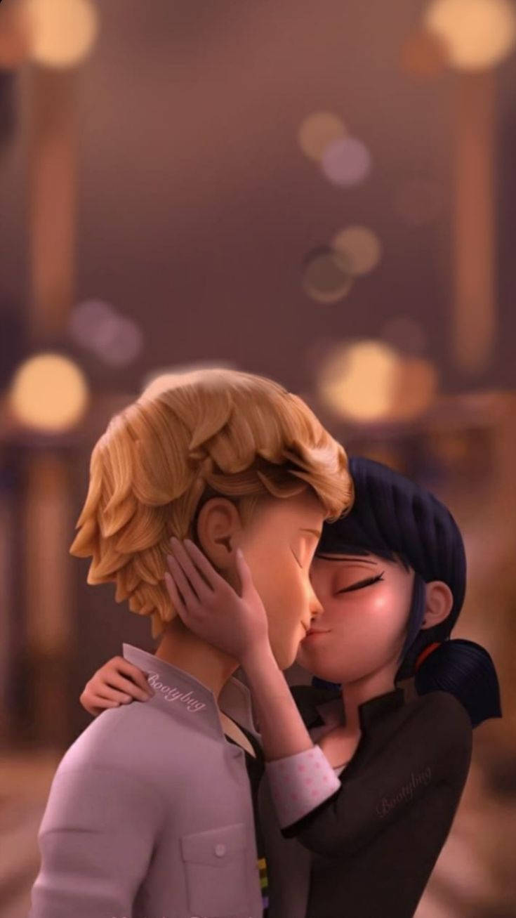 ladybug and cat noir kiss 桌布 壁紙 — 在溫暖的散景燈光下，兩個角色在柔和模糊的城市環境中進行溫柔的動畫接吻。