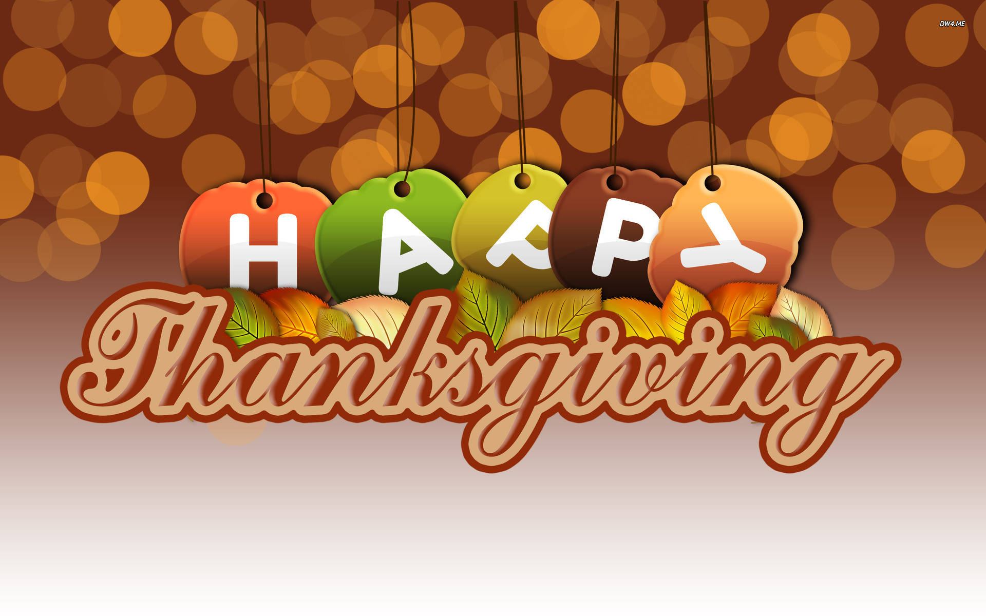 可愛感恩節 桌布 壁紙 — 在溫暖的散景背景下，彩色掛牌上寫有「HAPPY Thanksgiving」文字，搭配秋葉。