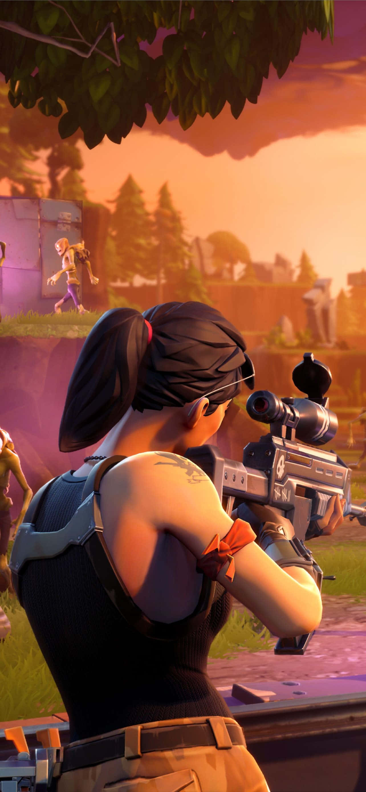 桌布 壁紙 — 在溫暖的日落天空下，一個女性Fortnite角色用狙擊步槍瞄準遠處的敵人。