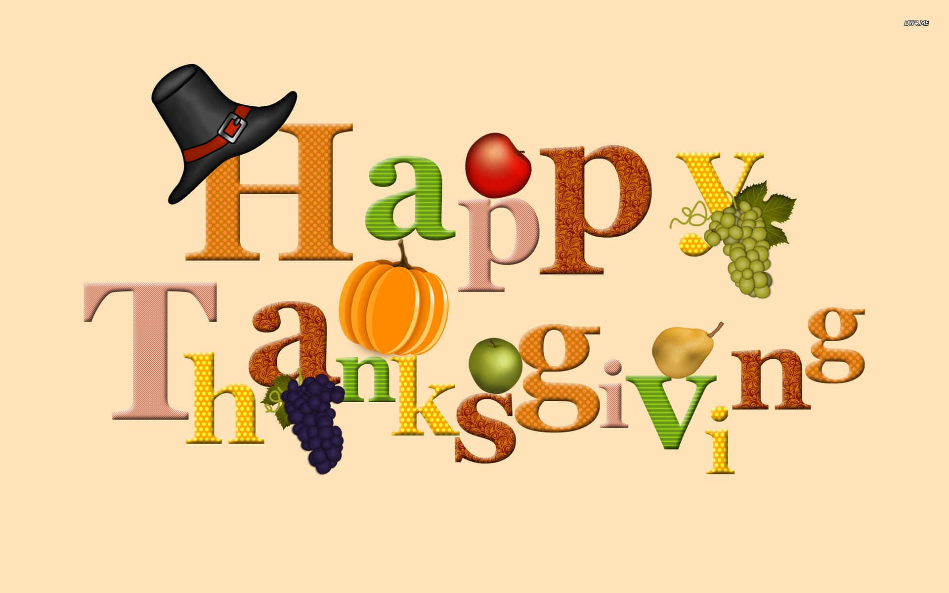 Funny Thanksgiving 桌布 壁紙 — 在溫暖的米色背景上，以南瓜、葡萄、蘋果和朝聖者帽子創意設計的感恩節快樂字母。
