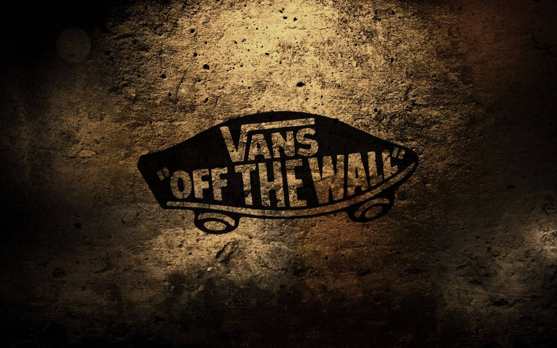 滑板 桌布 壁紙 — 在溫暖的聚光燈下，一個經風化的Vans Off The Wall標誌蝕刻在粗糙的混凝土牆上。
