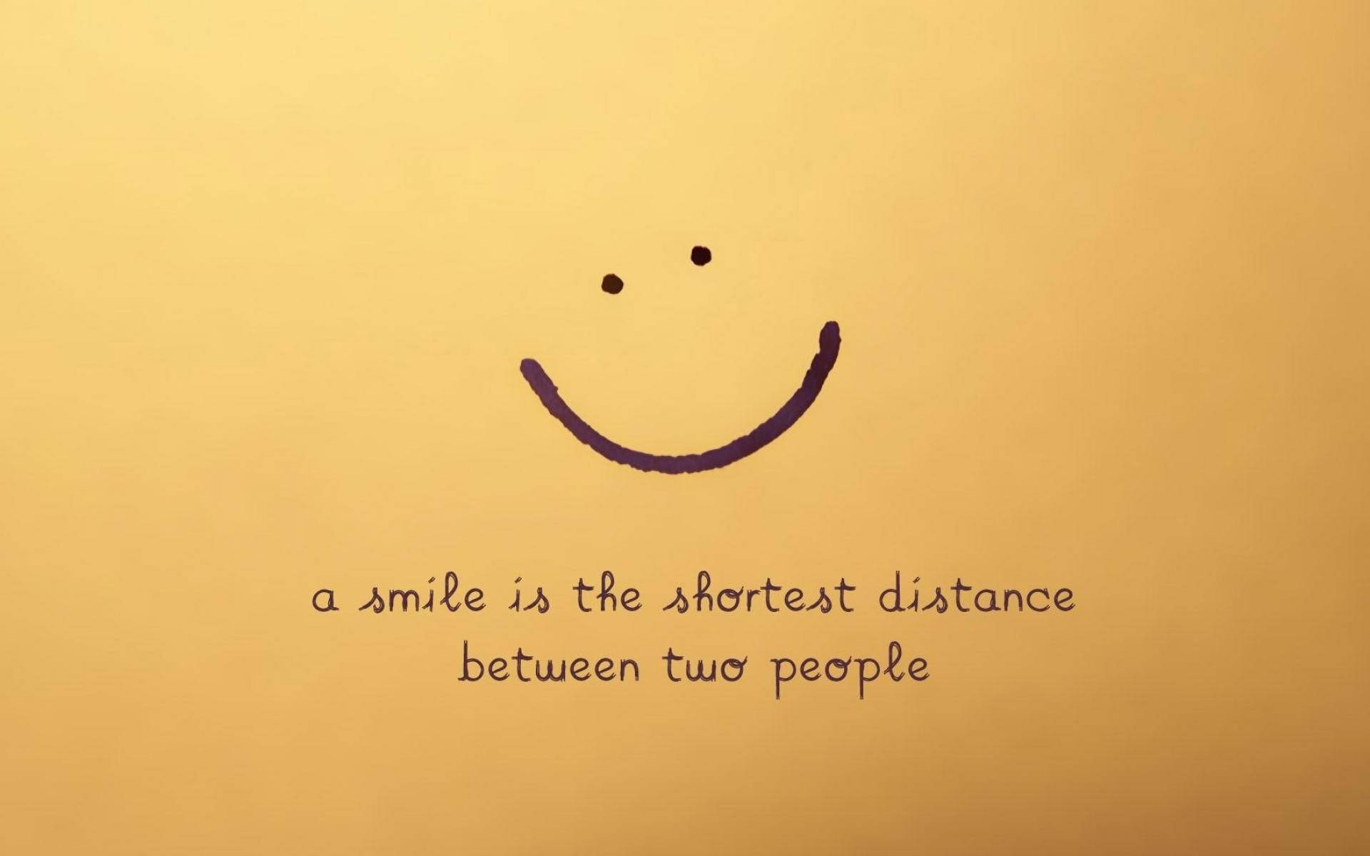 Smile 桌布 壁紙 — 在溫暖的黃色紙上簡單手繪的笑臉，附有引言微笑是兩個人之間最短的距離。