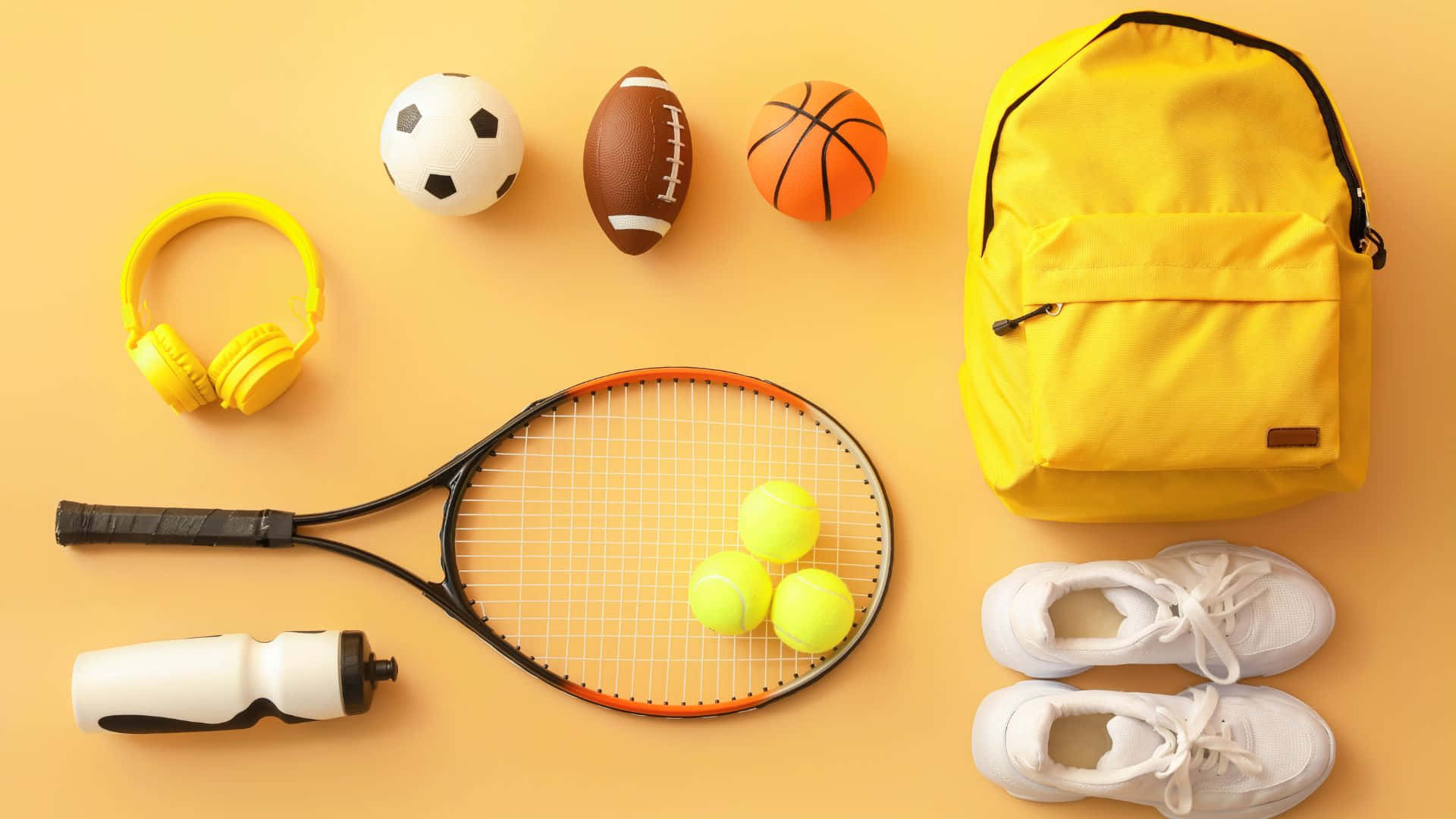 Best Sports 桌布 壁紙 — 在溫暖的黃色背景上，包括網球拍、球、耳機、背包和運動鞋的運動裝備平鋪佈置。