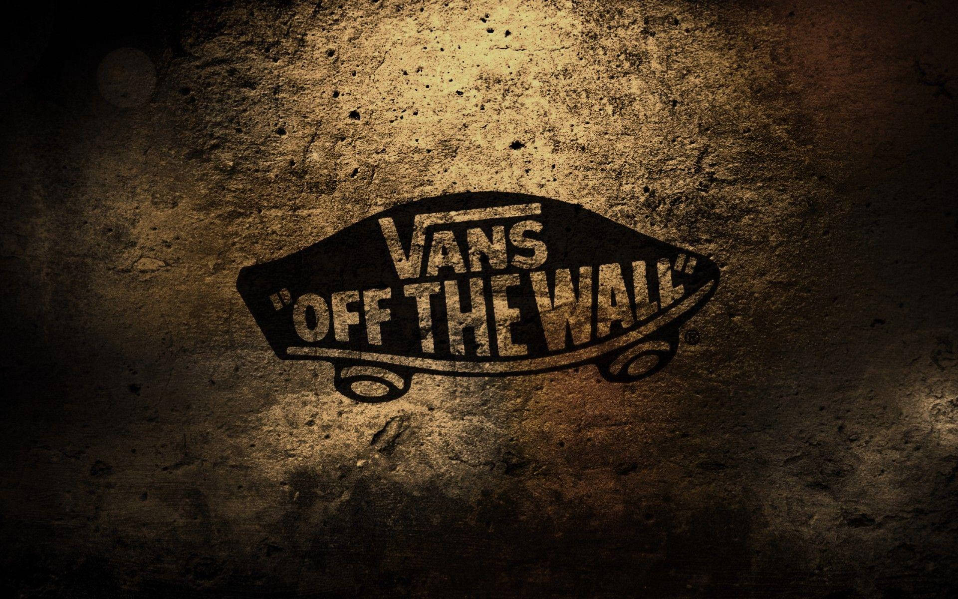 標誌 桌布 壁紙 — 在溫暖聚光燈下，一個風化的Vans Off The Wall標誌蝕刻在粗糙的混凝土牆上。