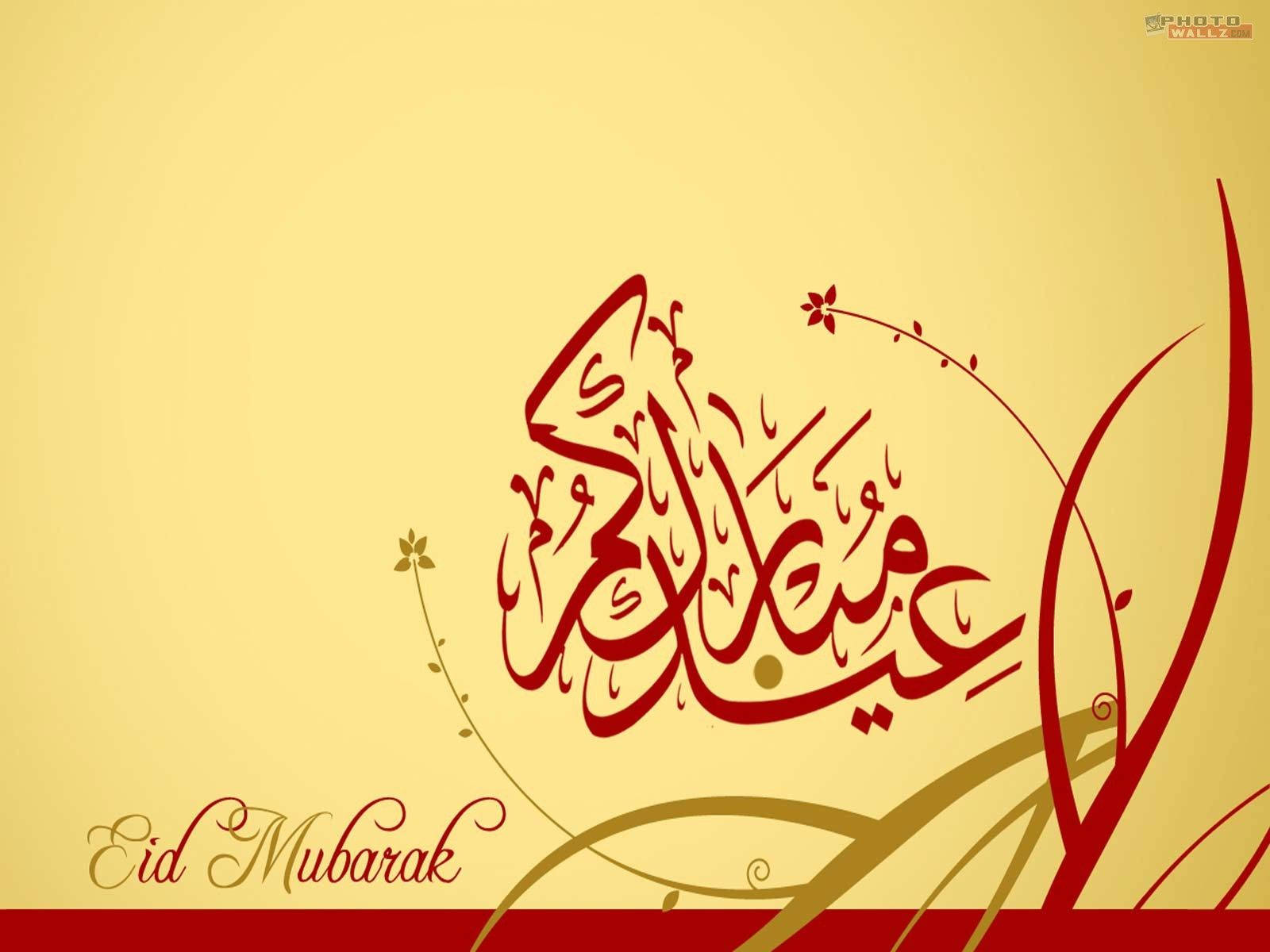 Eid Mubarak 桌布 壁紙 — 在溫暖金色背景上帶有裝飾性花卉漩渦的優雅紅色阿拉伯書法，用於Eid Mubarak。