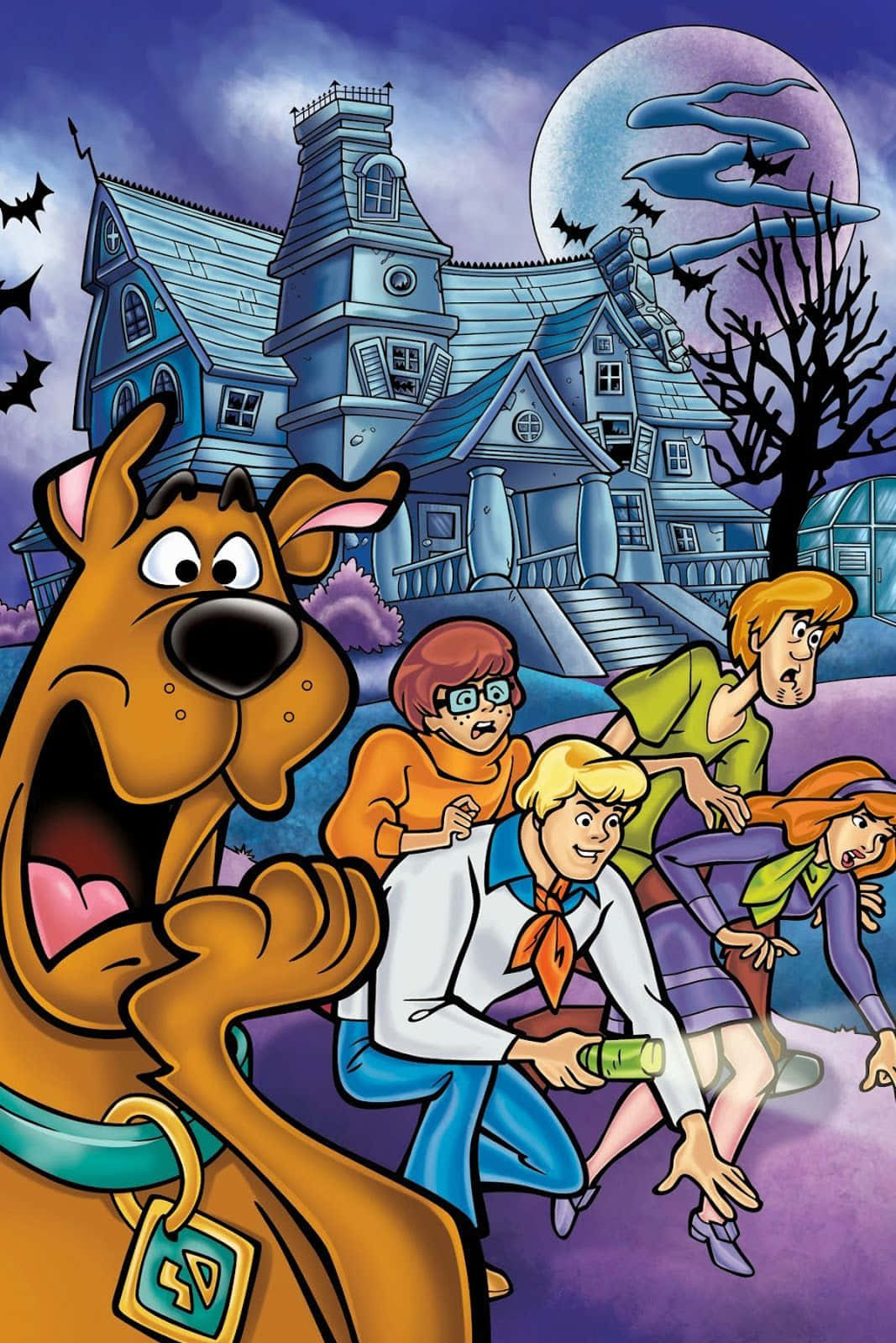 史酷比 桌布 壁紙 — 在滿月下，蝙蝠飛舞，Scooby Doo 和同伴驚恐地跑過一間陰森鬼屋。