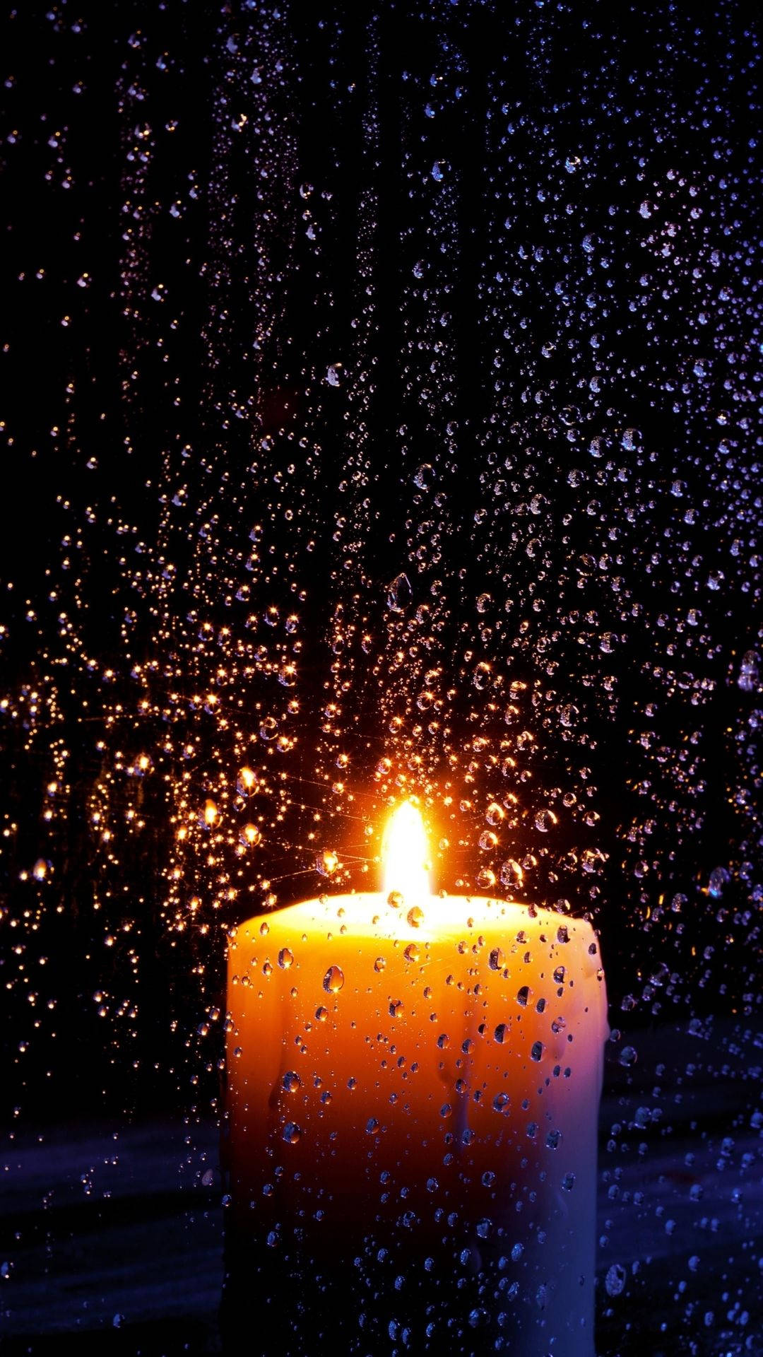 蠟燭 桌布 壁紙 — 在漆黑的夜空下，一支點燃的蠟燭透過濺滿雨水的玻璃溫暖地發光。