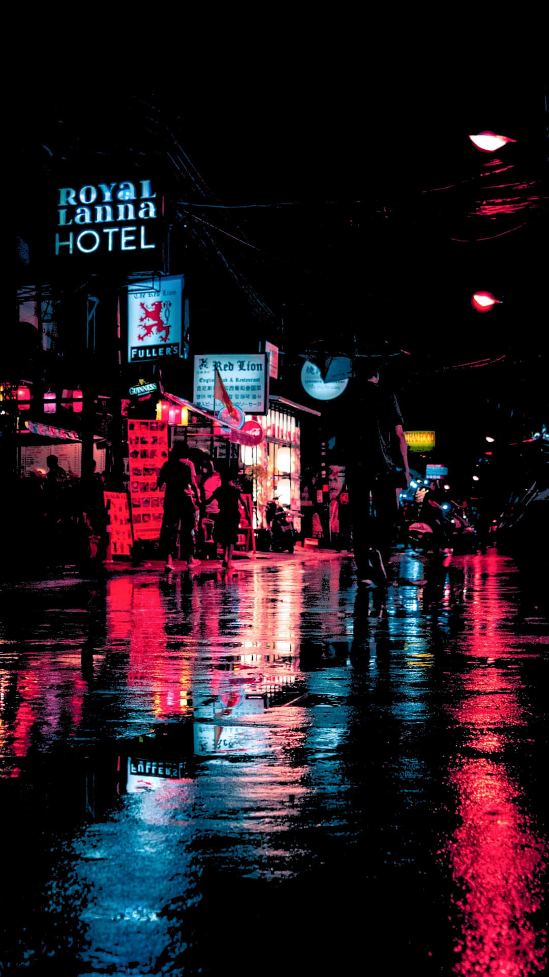 Pixel 3xl Oled 桌布 壁紙 — 在漆黑的夜空下，繁忙的都市街道場景中，鮮豔的霓虹招牌倒映在濕漉漉的路面上。