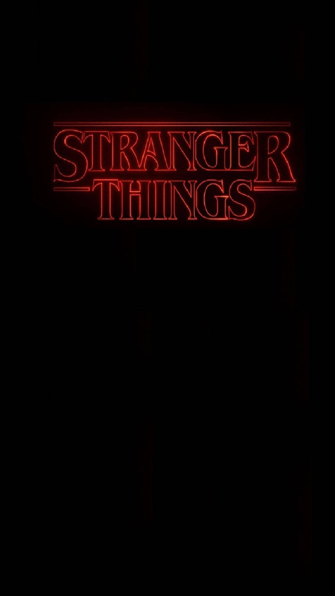  壁紙 — 在漆黑的背景上，一個發光的紅色霓虹燈牌寫著「Stranger Things」。