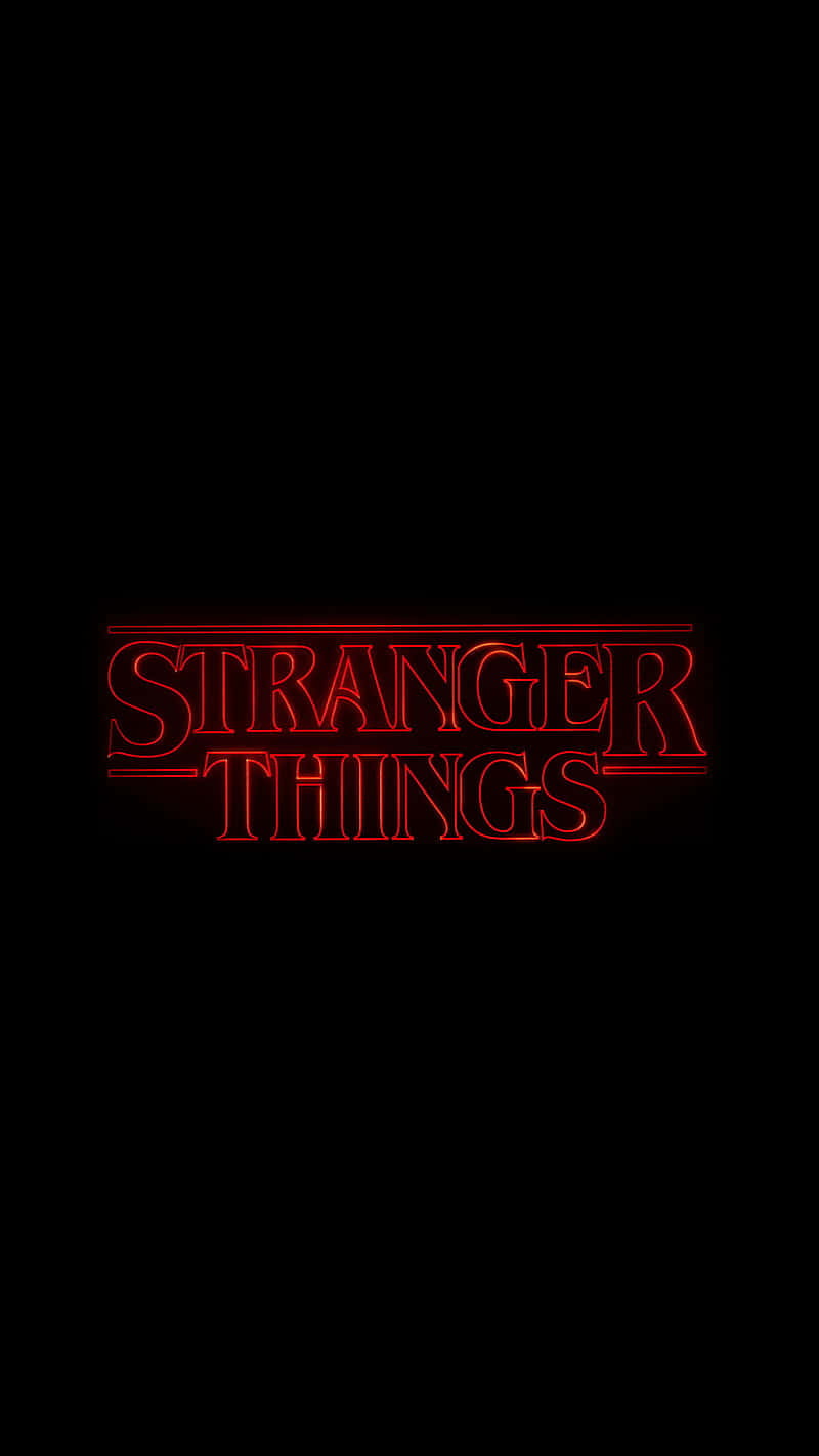 Stranger Things Girly 桌布 壁紙 — 在漆黑的背景上，一個發光的紅色霓虹招牌寫著 stranger things。