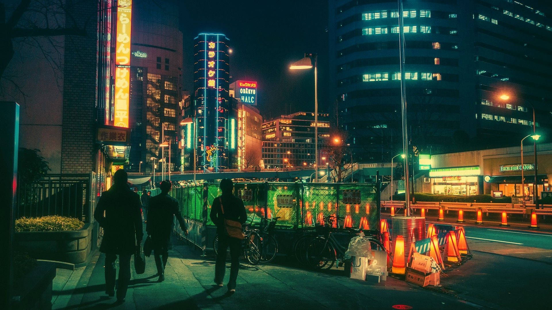 日本 桌布 壁紙 — 在漆黑的都市夜空下，剪影般的行人走過發光的霓虹招牌和高聳的摩天大樓。