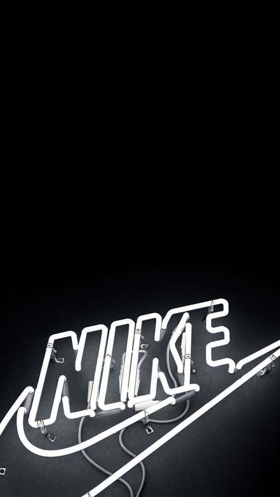 Nike 桌布 壁紙 — 在漆黑背景上發光的白色霓虹Nike標誌，帶有勾號。