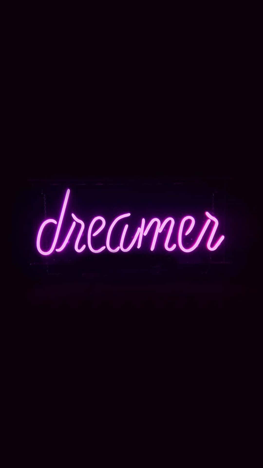 Neon Lights Aesthetic 桌布 壁紙 — 在漆黑背景上發光的粉紅色霓虹燈牌，拼出 dreamer。