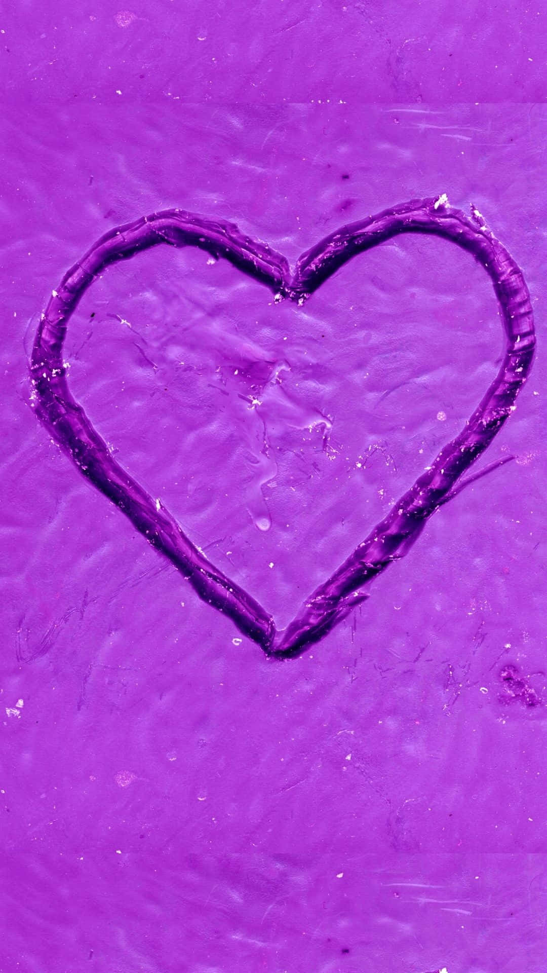 Heart 桌布 壁紙 — 在漣漪的紫色水中蝕刻的心形，帶有紋理表面和散落的水滴。