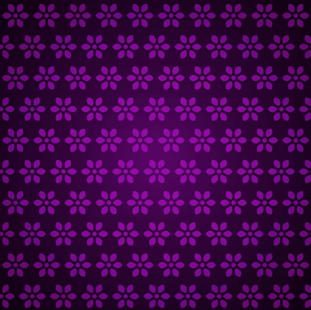 Purple Floral 桌布 壁紙 — 在漸層深紫色背景上重複的風格化紫色花朵圖案。
