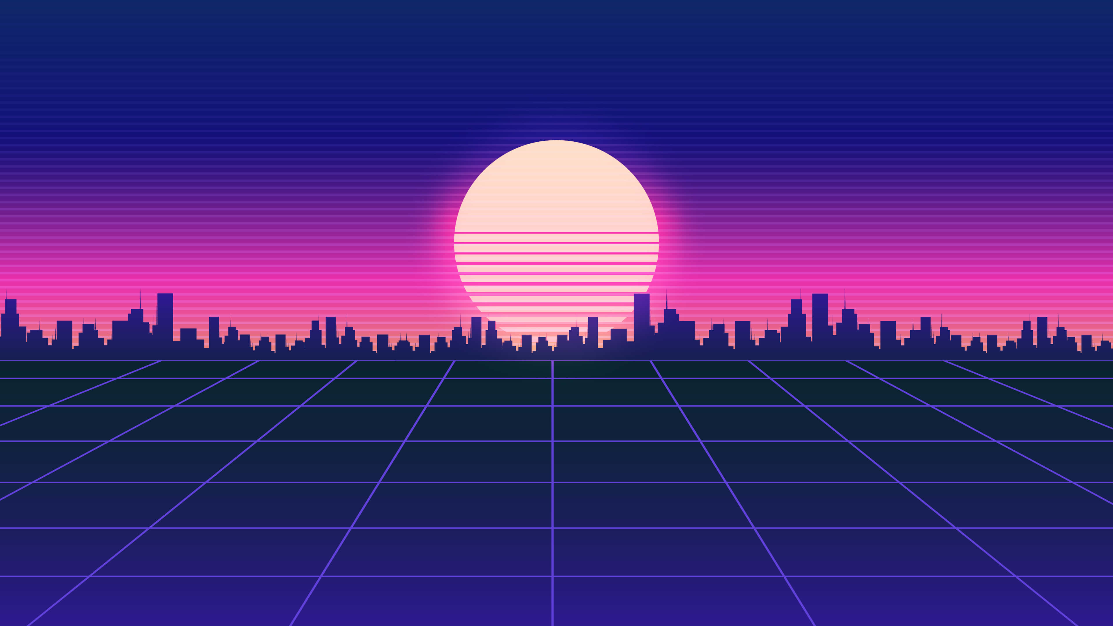 合成波 桌布 壁紙 — 在漸層紫粉紅天空下，夕陽中的復古未來城市天際線，帶有巨大太陽和發光的網格線。