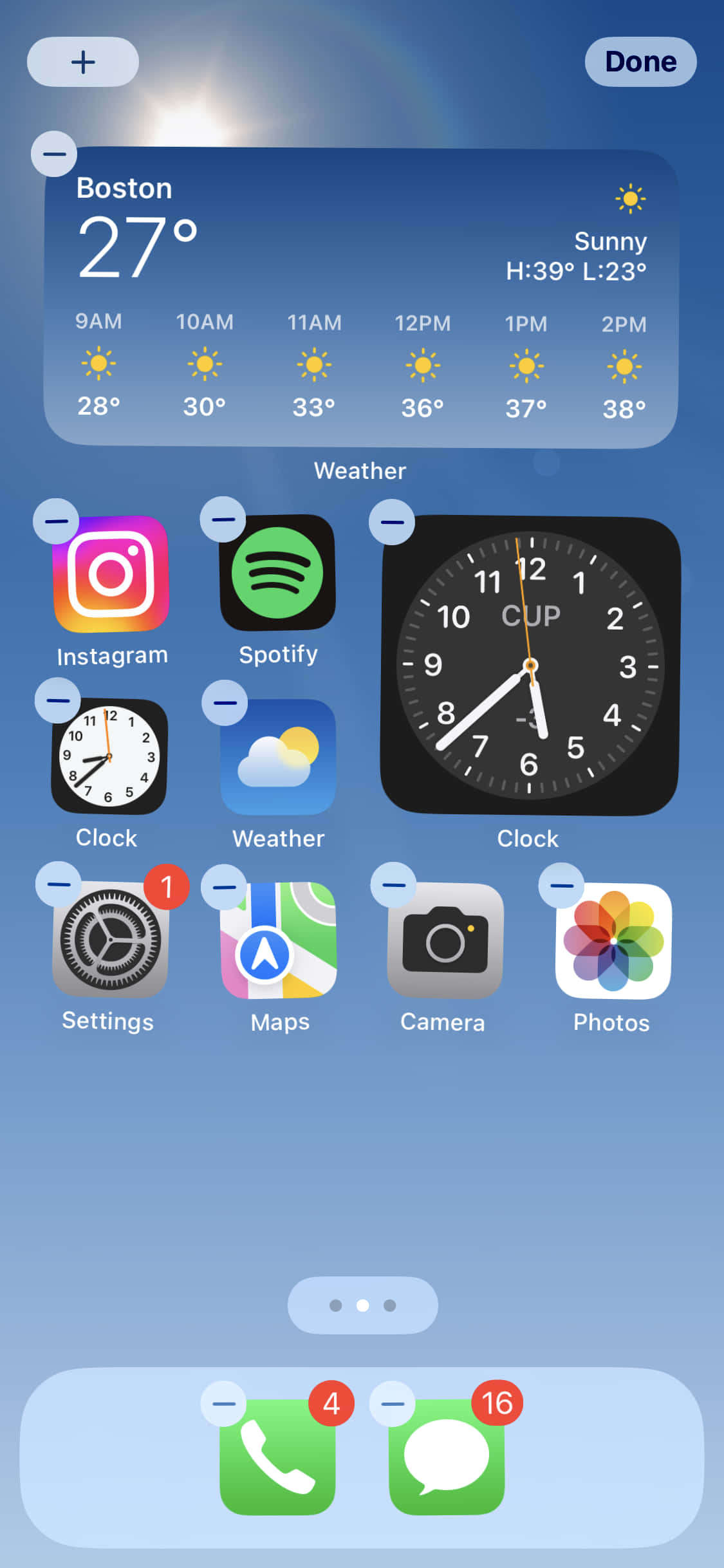 Widget 桌布 壁紙 — 在漸層藍天下帶有天氣時鐘和應用程式圖示的iPhone主畫面。