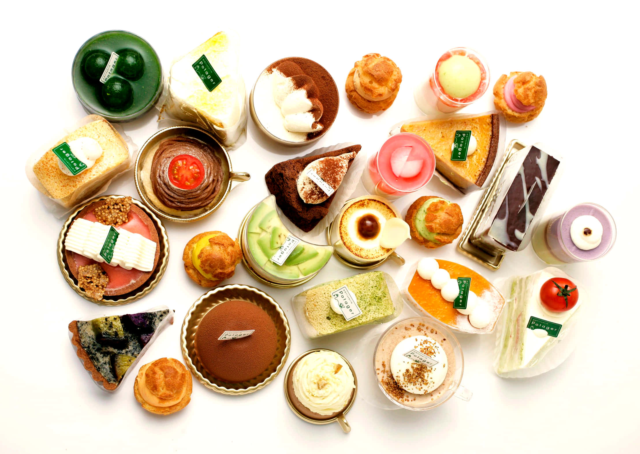 Japanese Sweets 桌布 壁紙 — 在潔白背景上，色彩繽紛的容器中擺放著各式各樣的迷你甜點，俯視效果充滿活力。