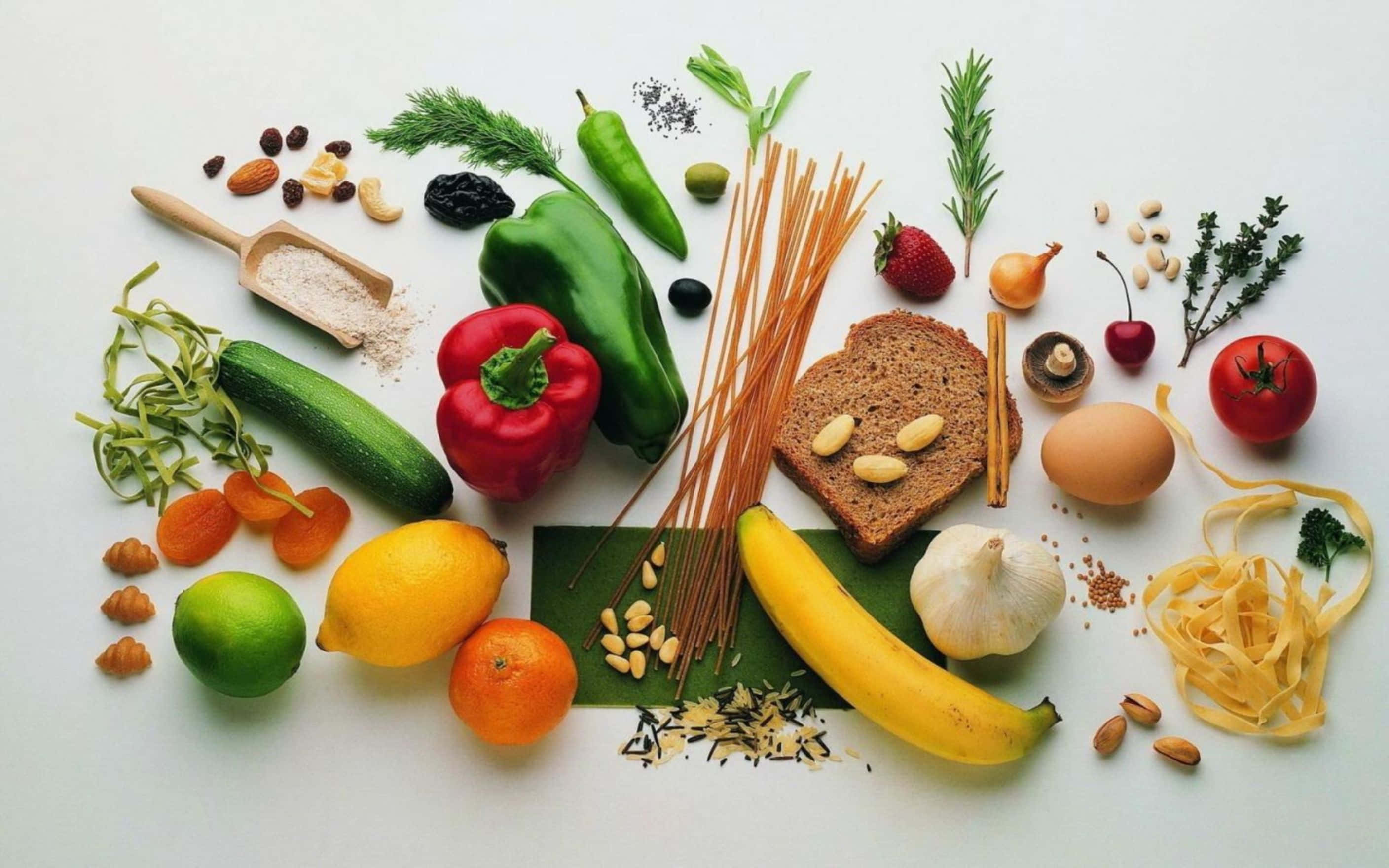 Fruits And Vegetables 桌布 壁紙 — 在潔白表面上擺放新鮮農產品、麵包、義大利麵和香料的鮮明平鋪構圖。