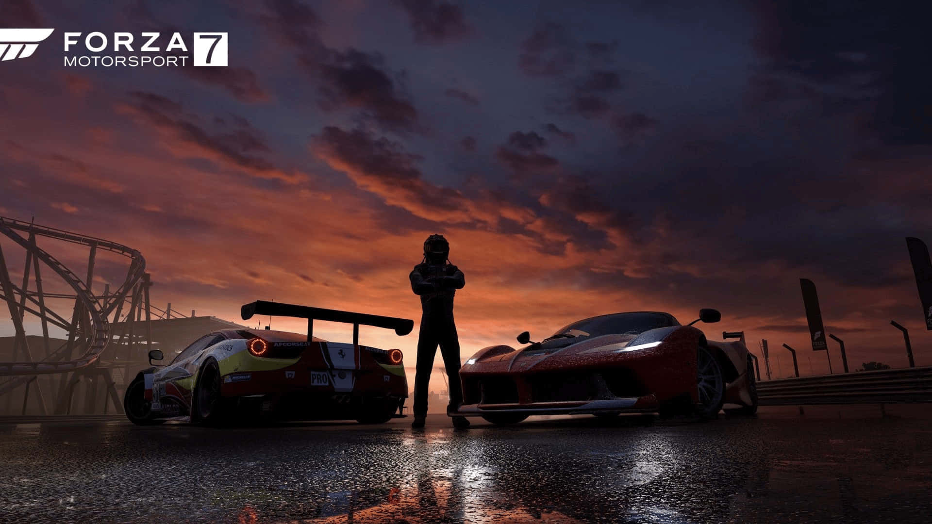 1080p Forza Motorsport 7 桌布 壁紙 — 在濕滑的賽道上，一名賽車手站在兩輛高性能跑車之間，背景是熾熱的日落天空。