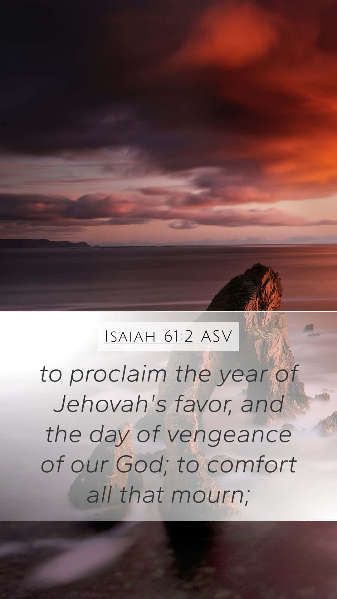 Bible Quotes 桌布 壁紙 — 在火紅的日落天空下，深橙色和紫色的雲層中，戲劇性的海岸岩石從迷霧般的水域中浮現。