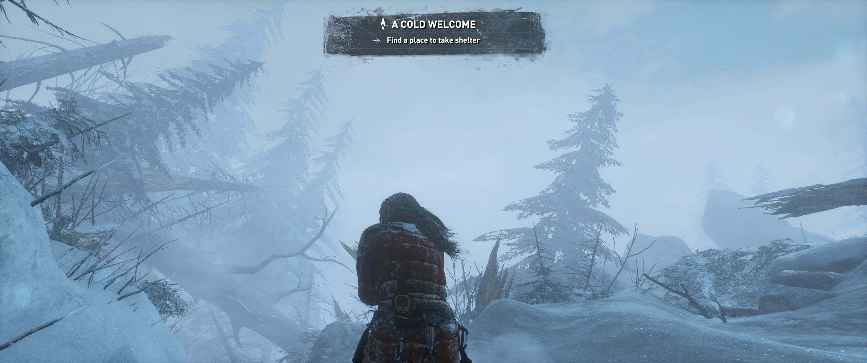 video games 桌布 壁紙 — 在灰色天空下，雪地森林中孤獨的身影，周圍有松樹和飄落的雪花。