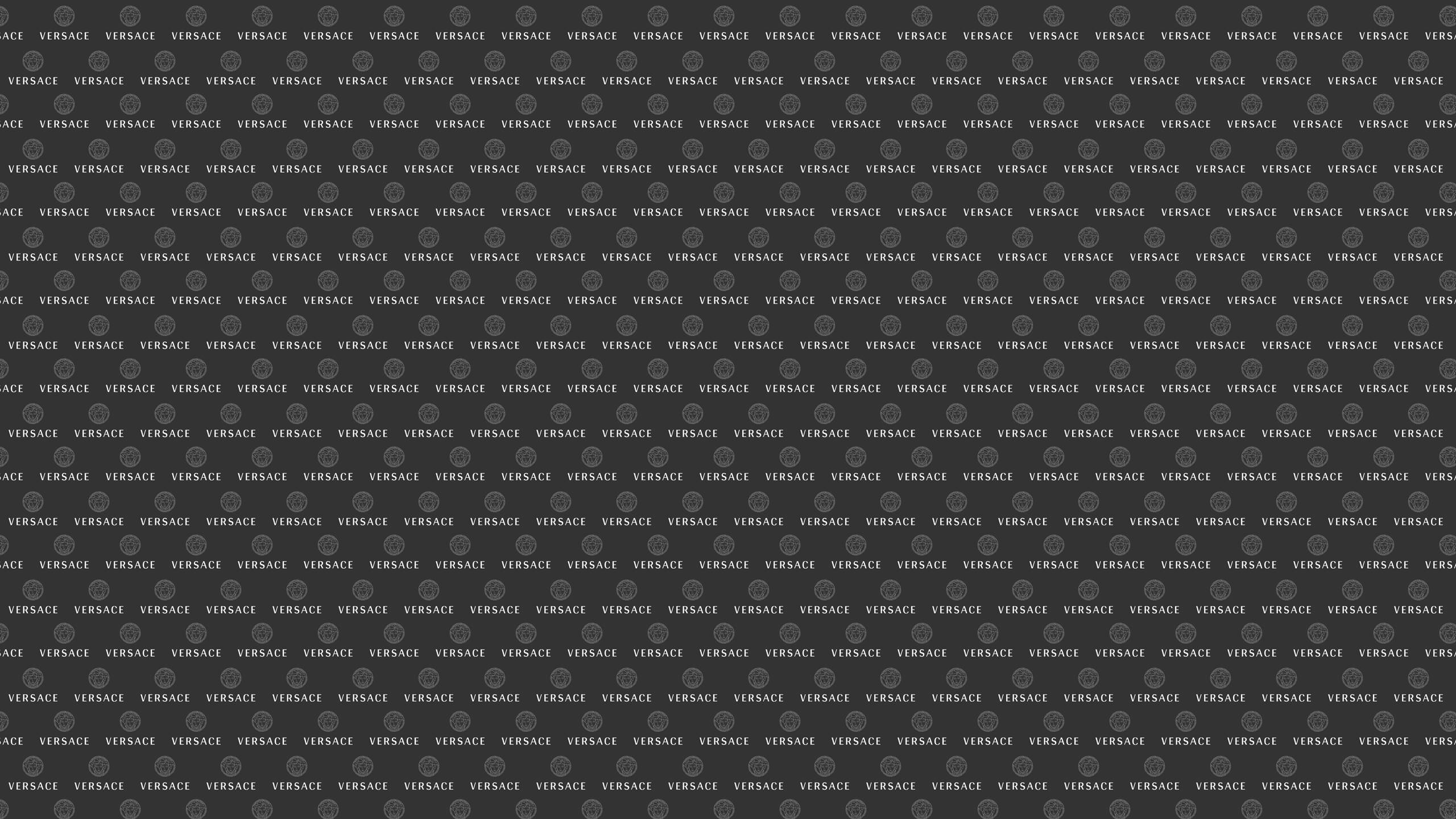 Logo Design 桌布 壁紙 — 在無縫背景上重複的 Versace 標誌和梅杜莎徽章的深灰色圖案。