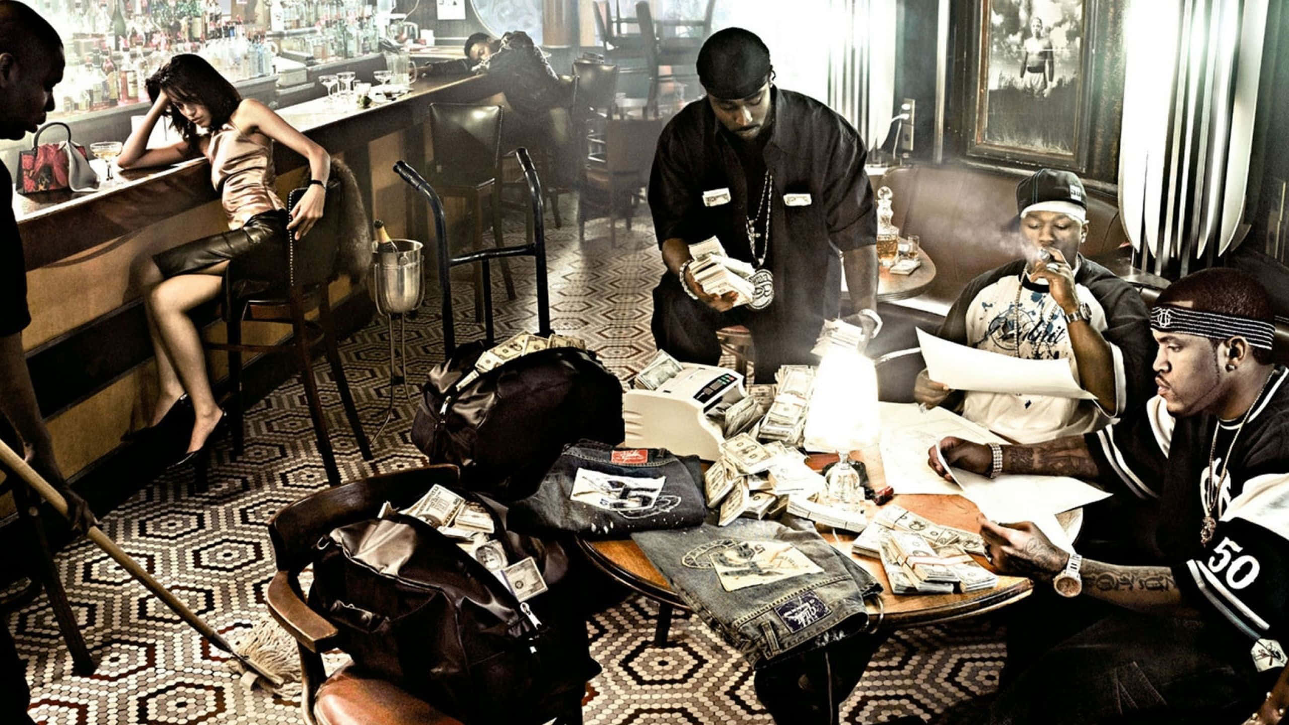 Black Gangster 桌布 壁紙 — 在燈光昏暗的酒吧裡，男女們在堆滿包包和牛仔褲的桌子上數著一疊疊現金。