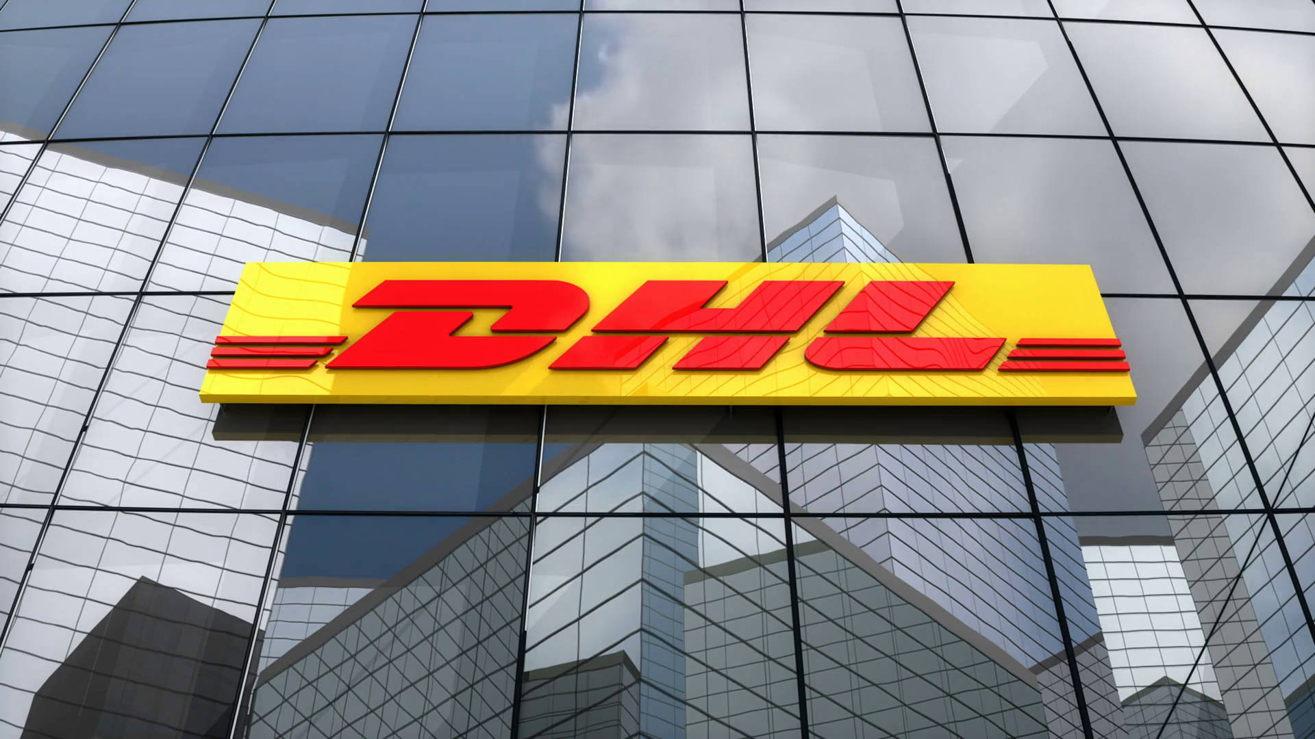 Dhl 桌布 壁紙 — 在玻璃摩天大樓外牆上安裝的黃色背景上大膽的紅色DHL標誌，反射著多雲的天空和周圍建築物。